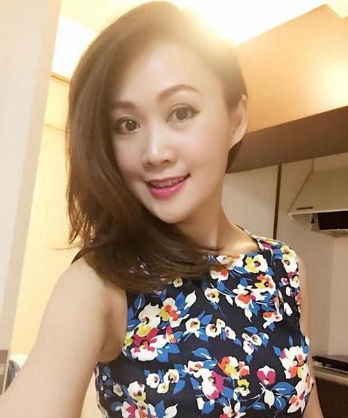  街拍，粉色的针织背心搭配牛仔裤，简约大方