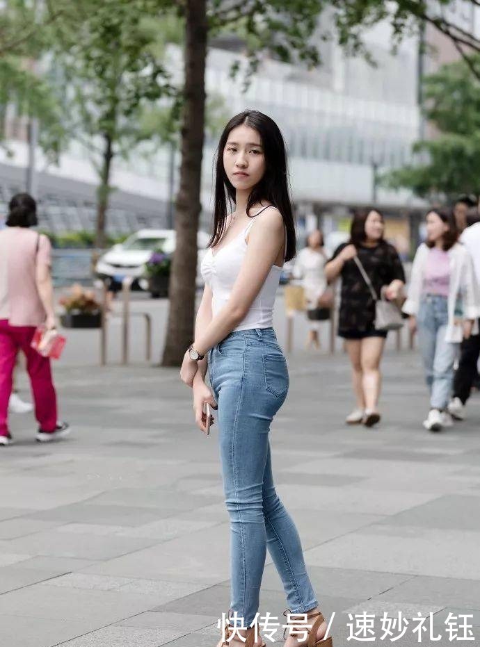 淡雅|美女穿上一双尖头高跟鞋,清新淡雅的搭配,显得沉稳又充满着魅力