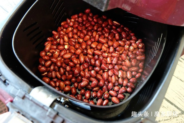 炸花生米这个做法好，8分钟就出锅，又香又脆，不怕糊还省油！