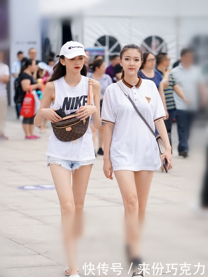 街拍:红色V领衬衣搭配黑色短裤,尽显美女成熟魅力