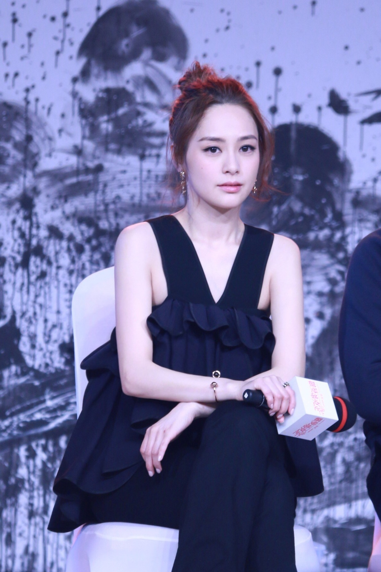 阿娇真会“赶时髦”,穿黑色挂脖连体裤秀身材,性感却不俗气