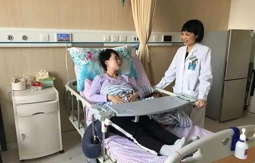 产科医生|医生让产妇准备“刀纸”,产妇嫌糙偷换“卫生纸”,遭医生斥责