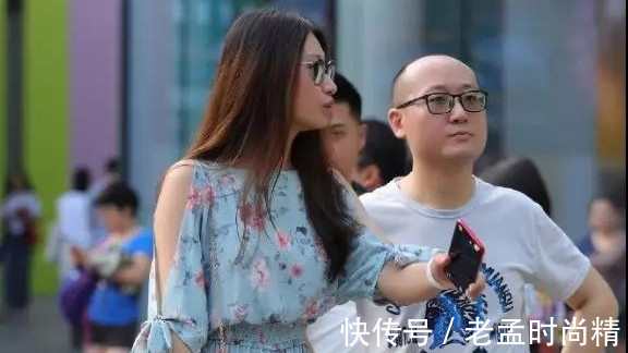 美少妇|街拍: 穿碎花套装短裙的性感美少妇, 性感大长腿, 老公好有福气啊