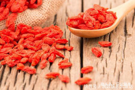 维生素c|枸杞泡水有讲究,放多少颗好,多数人放错浪费了