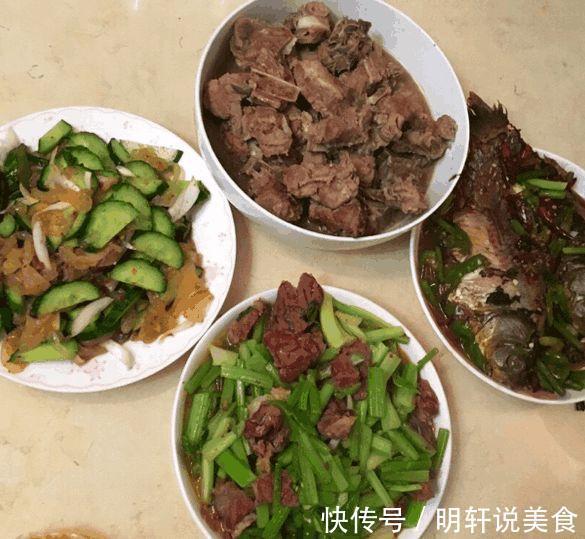 回老家,亲戚轮流请吃饭,婆婆还不高兴,若是你会去哪一家