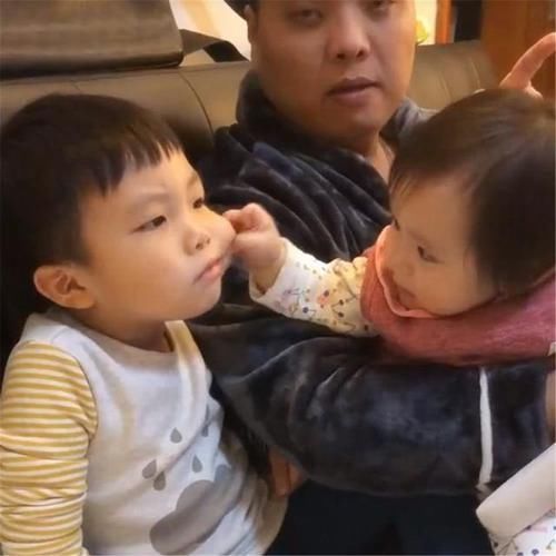 多子|兄弟俩弄坏妈妈化妆品被罚站,之后哥俩的对话,让妈妈忍不住偷笑