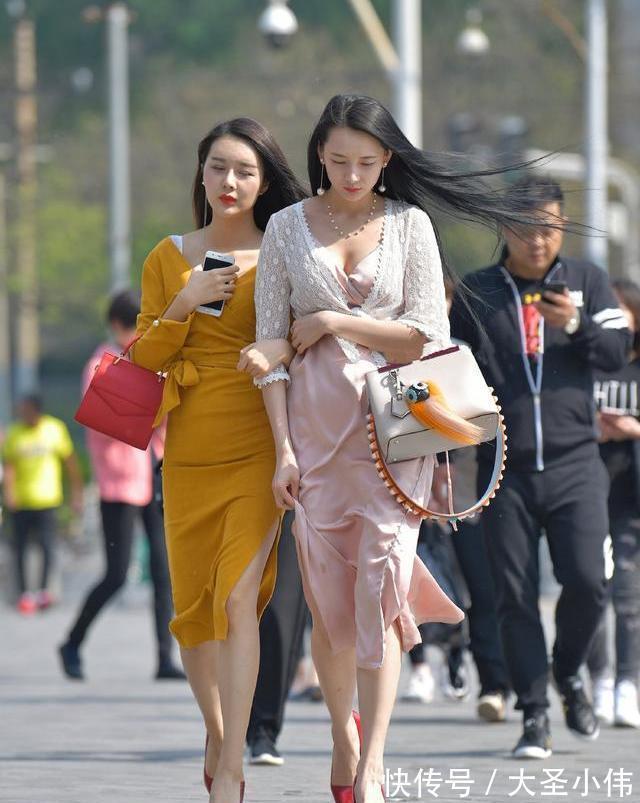 街拍 美女街拍:长裙展示纤细的腿,不同的美需要不同的服装!