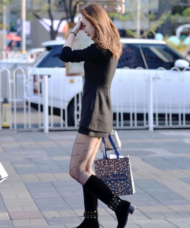 风度翩翩|小美女身穿粉色蕾丝连衣裙,长发披肩,风度翩翩