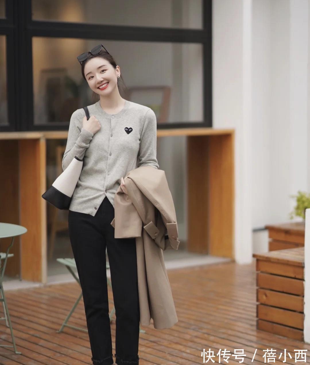 穿搭 今年“风衣”才是最in的存在，搭配小黑裤、半身裙，显瘦又显高