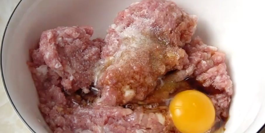 干面粉|肉包子不用蒸，教你简单这样做，皮薄馅嫩又多汁，连吃8个不过瘾