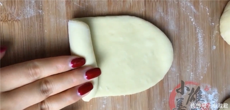 把8个面团放进电饭锅里,不加一滴水,刚出锅就被抢吃光