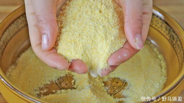 玉米面最好吃的做法,开水一烫,简单一揉,比吃肉还过瘾,太香了