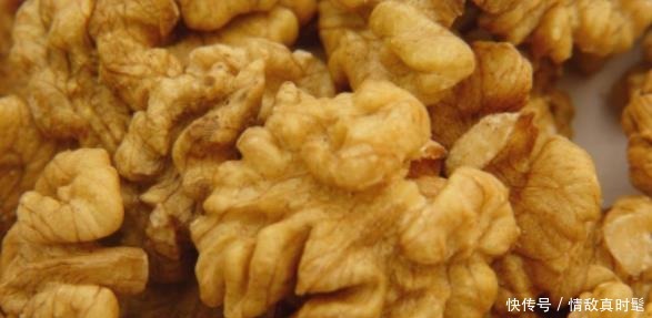 原来核桃上有个“小机关”,找到之后,轻轻一拧就剥开,太厉害了!