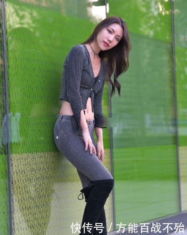 街拍:丰腴御姐好身材藏不住,时尚装扮胜过明星!
