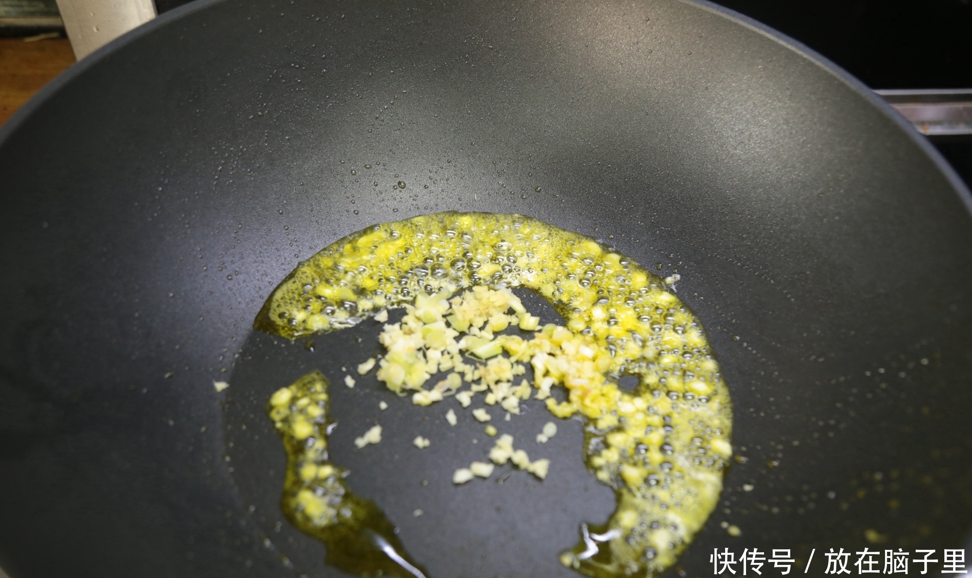  青椒炒肉丝，到底先炒肉还是青椒？分享一下跟大厨学来的方法