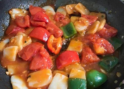  小年少不了的一盘菜，西红柿和年糕炒一下，酸甜美味，温养脾胃