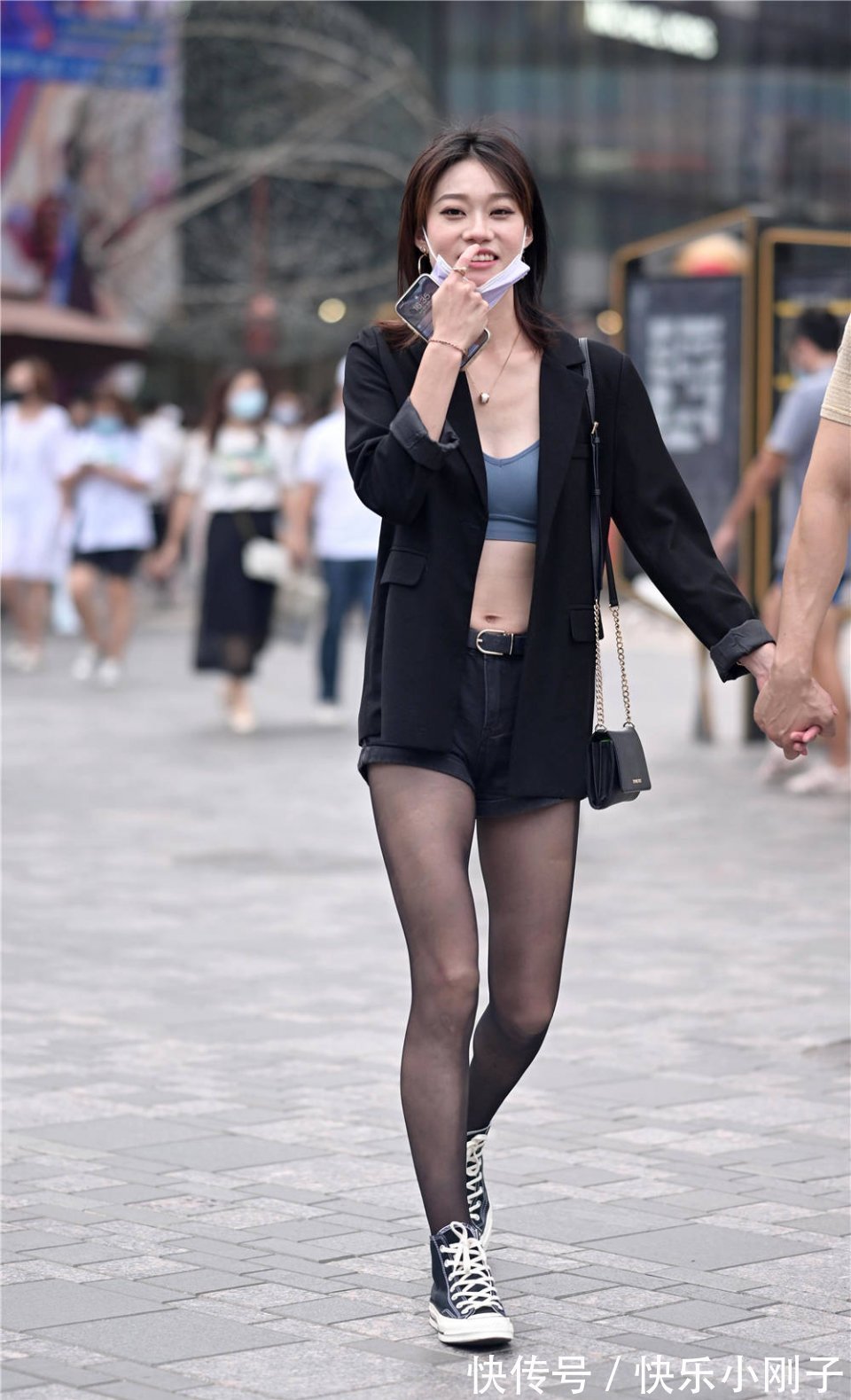 美女 初秋时节搭配黑色丝袜,高跟鞋和平底鞋,怎么选择更有气质?