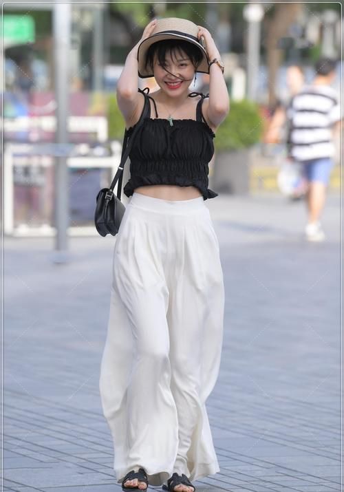 美女穿搭：荷叶边吊带搭配纯白阔腿裤，清爽前卫，萧洒又潇洒