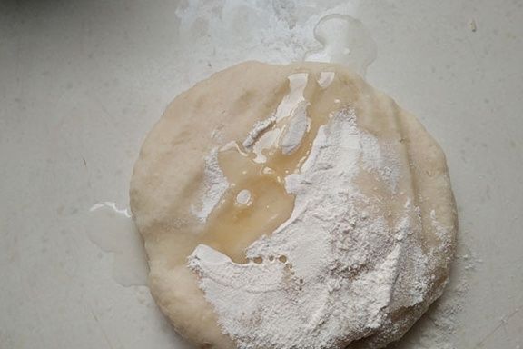 入秋后,儿子总喊我做它,烫点面粉就能做,外脆内甜,个个鼓大泡