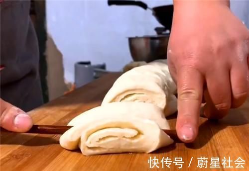 教你一个面粉新吃法，不用油炸不用蒸，出锅吃光光，给肉也不换