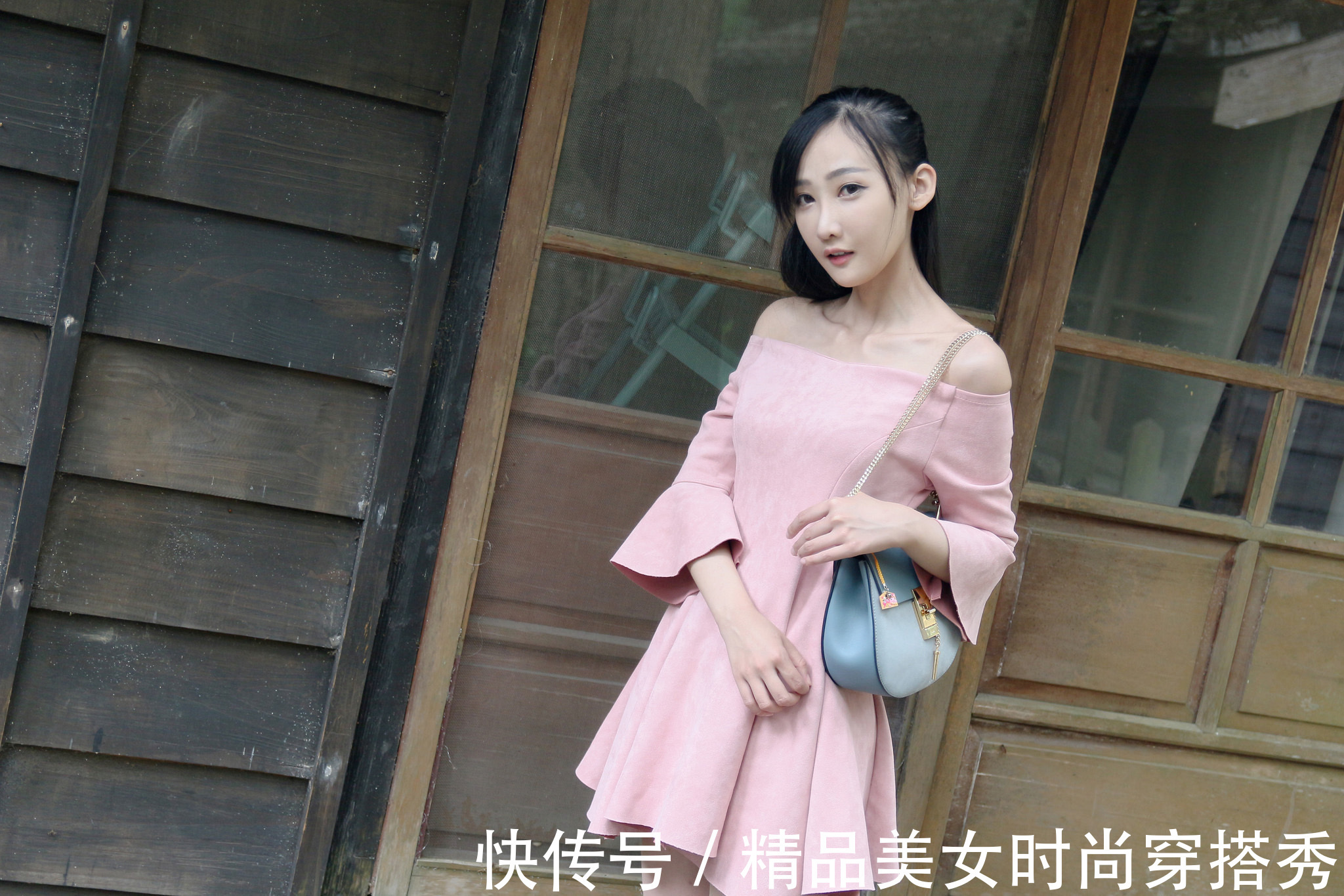 一字肩 粉色的一字肩连衣裙,甜美知性,优雅又耐看