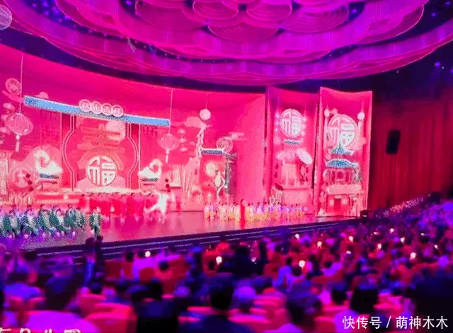 春晚出圈画面!撒贝宁再现错位图,张若昀台下吃烧鸡,邓超嗨翻天。