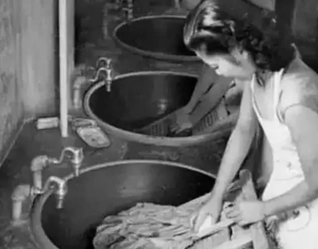 民国老照片:织毛衣的女子温婉可人,美女穿“旗袍”烫“卷发”