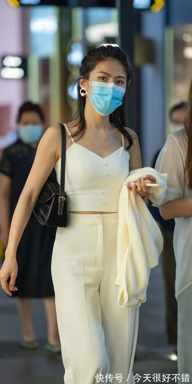 白色|街拍：气质小姐姐白色吊带搭阔腿长裤，颜色统一皮肤白泽，御姐范