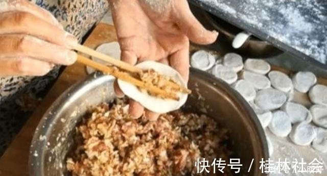 白菜饺子,有人焯水有人直接包?都不对!教你最正确做法,太香了