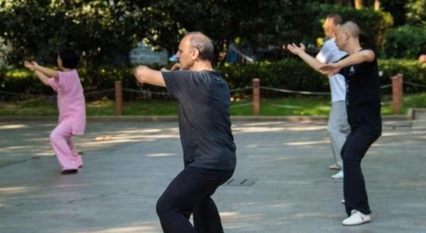 上了年纪骨质疏松,4种食物没事吃一点,强筋骨比钙片效果还好