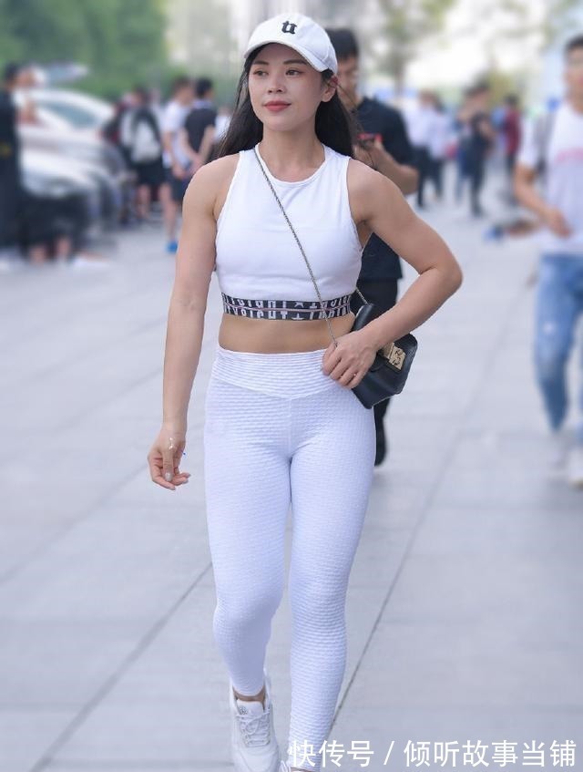 时尚 打底裤的穿着精致穿搭,打造时尚美女穿搭,更显年轻!