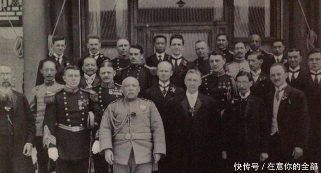 看门|张作霖夜晚回府，被看门的小兵用枪指着一顿骂，张作霖重重有赏！