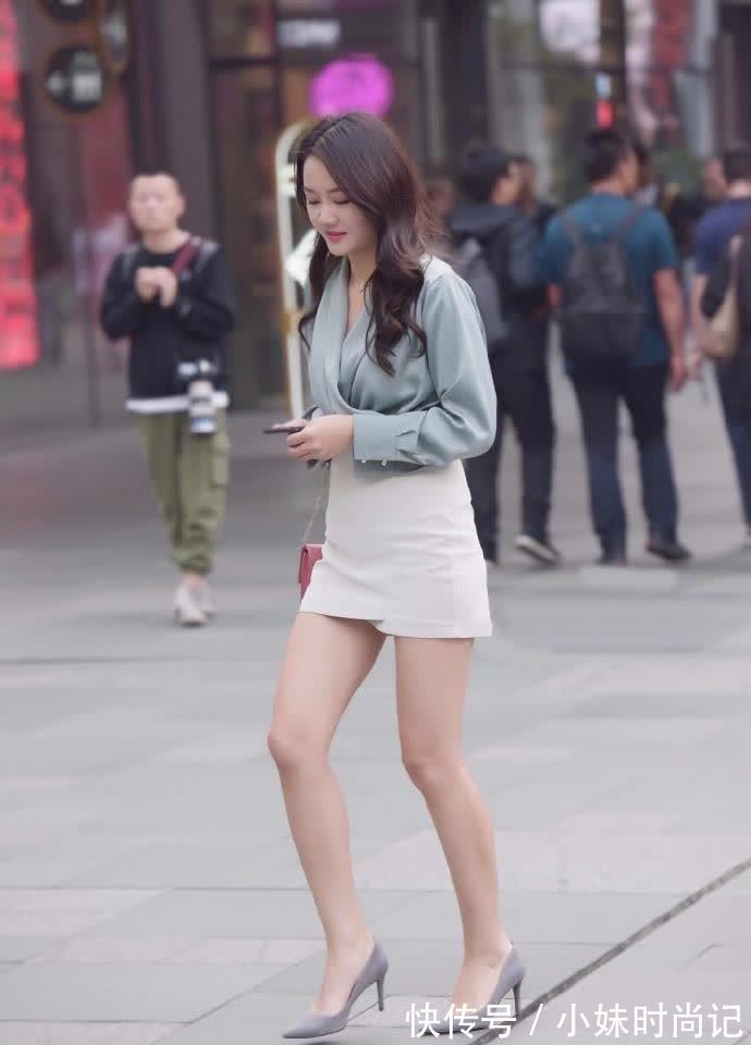 服饰 街拍：着一身浅色的服饰，做一个优雅的女人