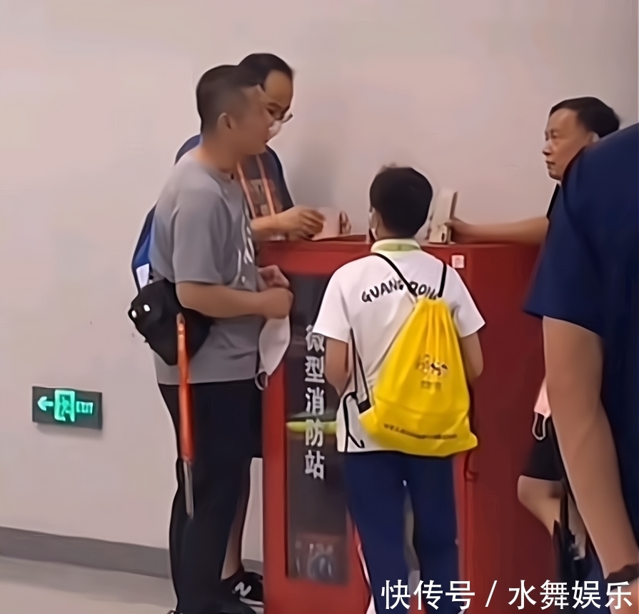 全红婵|教练跟人聊天全红婵一旁听着!红姐听得无聊,背着小黄书包走神了