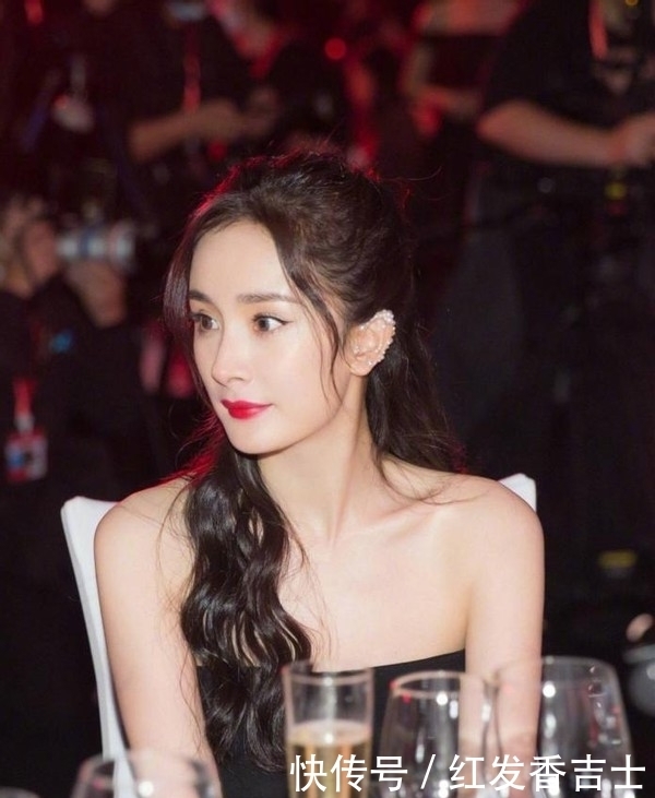 女人涂口红时,这3个“坏习惯”不改,口红再贵还是会掉色沾杯