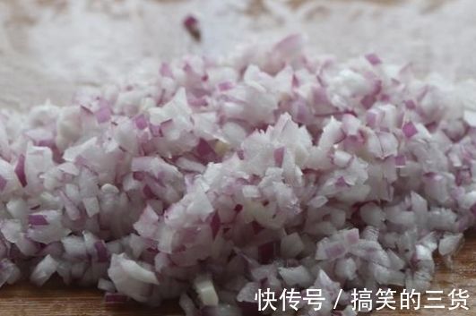 白粥|洋葱别炒着吃,教你解馋新吃法,又鲜又嫩,出锅孩子一口气吃10个