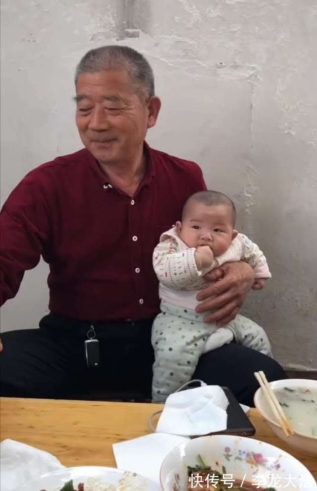 天赐|山东67岁老妇怀孕,儿女表示要断绝关系,2年后,老妇带娃直播