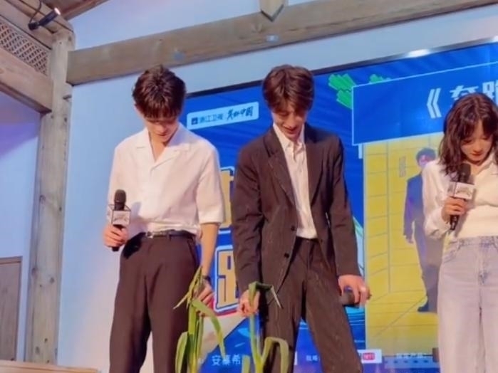 奔跑吧9发布会黄旭熙白衬衣有少年感,蔡徐坤的西装却如同霸总