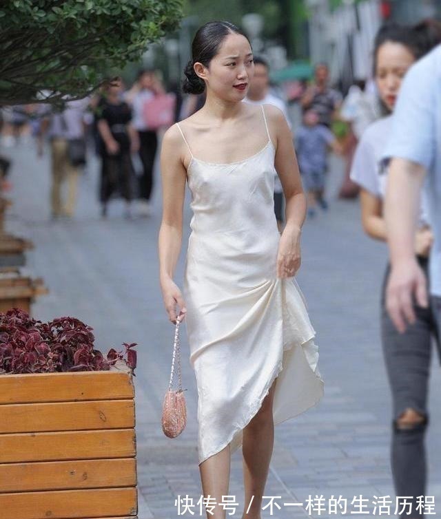 曲线 平坦的身材需要装饰,裙子能让身材曲线突出,更具女性气息!