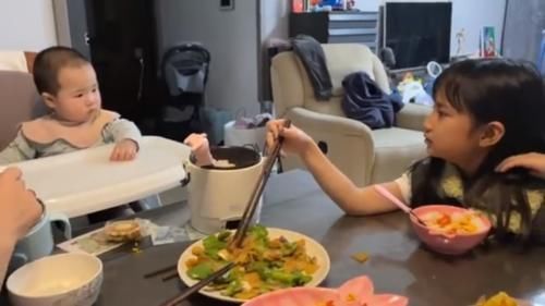 二胎家庭|亲姐餐桌上“大吼”弟弟吃饭引热议,网友:君子报仇,十二年不晚