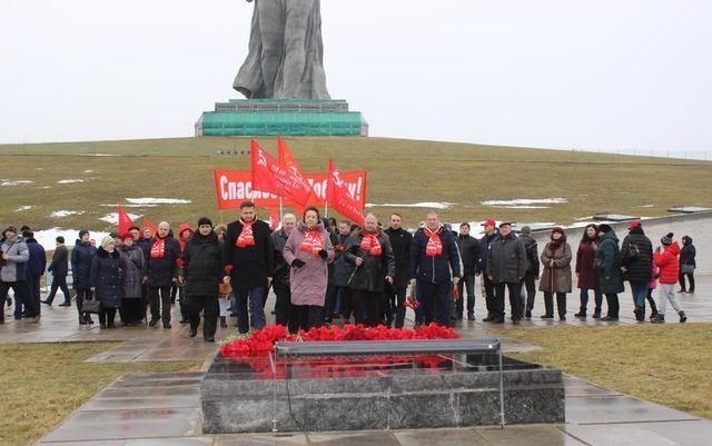 斯大林格勒|俄共向苏联烈士献花，纪念斯大林格勒战役胜利77年，捍卫历史记忆