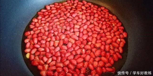 炸花生米|炸花生米时,撒盐撒酒都不对,饭店大厨放点它,30天不回潮