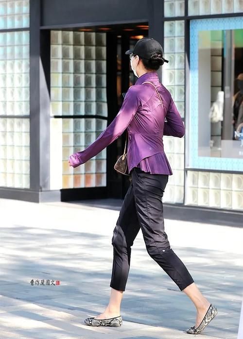 鞋子|街拍：浅口平底鞋美女，掩饰不住的轻熟风