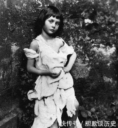 他是一位数学家,却写了本童话,风靡世界155年,无数孩子为之着迷