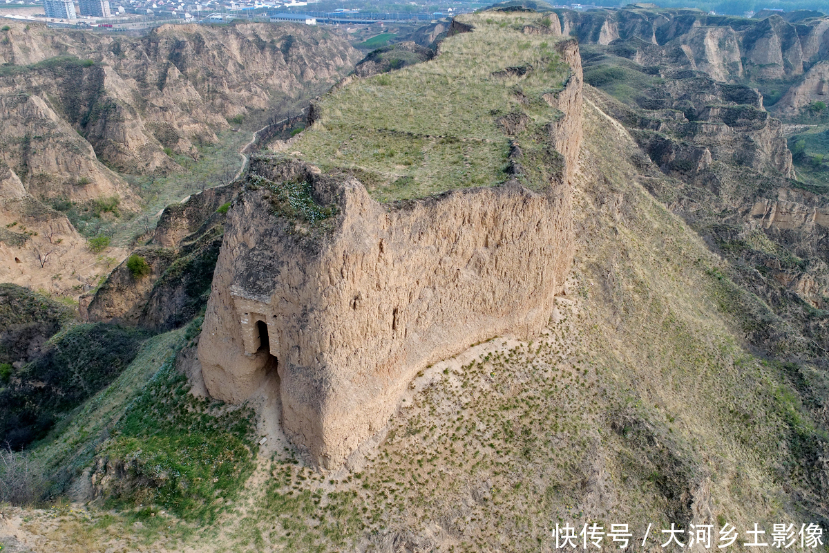 黄土高坡百米绝壁藏神秘古堡，无人知道原委，80岁大娘揭开秘密