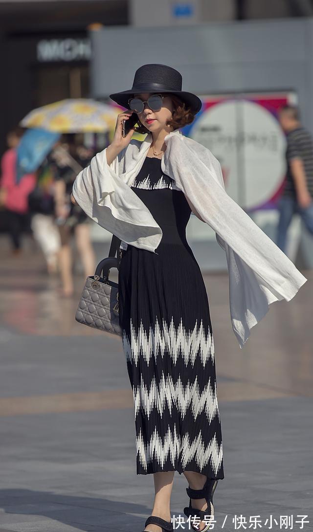 高跟鞋 连衣裙穿搭会显得脸型很好,浪漫复古又有点华丽,堪称示范模板