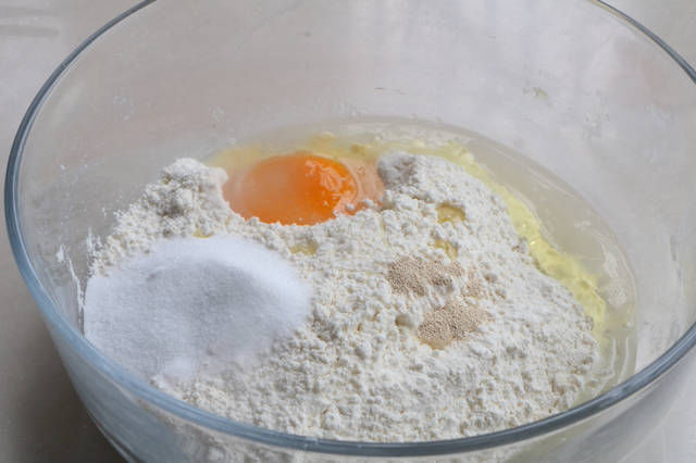 早餐别吃油条了,教你懒人吃法,手不碰面,一挤就出锅,又软又香