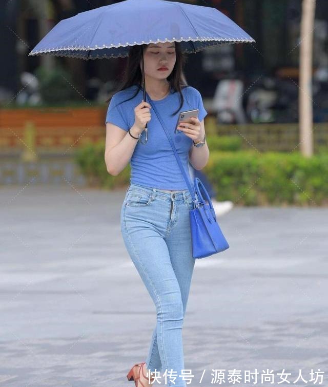 蓝色 蓝色圆领毛衣搭配修身牛仔裤,清新自然!