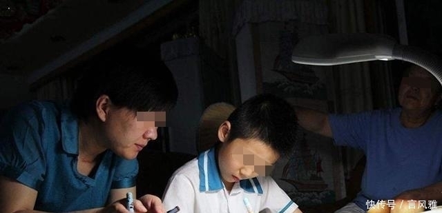 一瞬间|一位宝爸在家长会上突然痛哭，成年人的崩溃，就在一瞬间