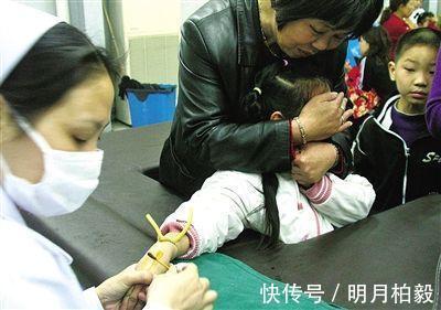 萌娃|“霸气萌娃”医院输液走红,输液不忘带爸爸遛弯,网友:实力遛爸